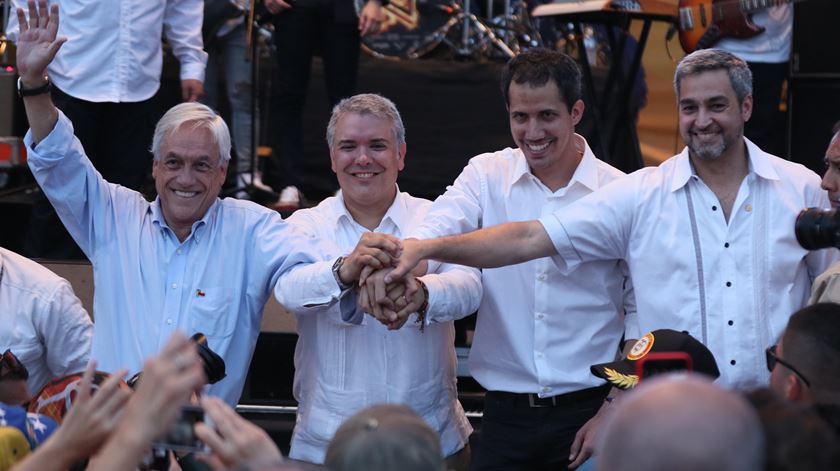 Guaidó (segundo a contar da direita), no Venezuela Aid Live. Foto: Mauricio Duenas Castaneda/EPA