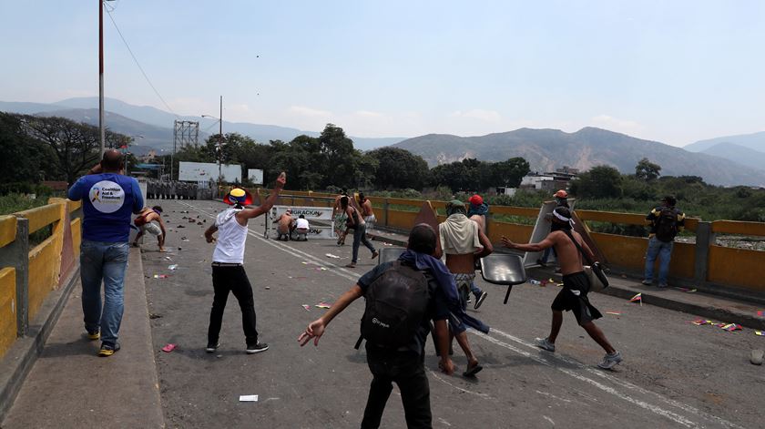 Incidentes com polícia na fronteira da Venezuela com a Colômbia. Fevereiro 2019. Foto: Ernesto Guzmán Jr./EPA