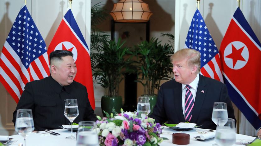 Kim Jong-un jantou com Donald Trump, na quarta-feira, em Hanói. Cimeira prossegue esta quinta-feira. Foto: KCNA