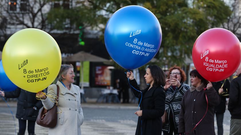 Elementos da CGTP-IN, assinalam o Dia Internacional da Mulher com uma ação no Rossio. Foto: António Cotrim/ Lusa