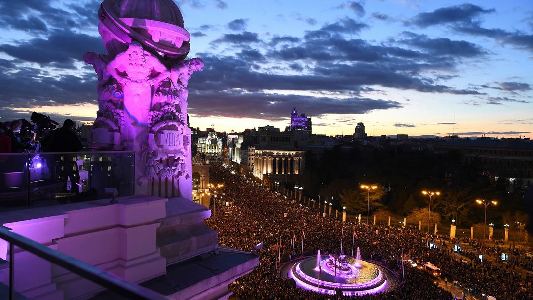 Dezenas de milhares de mulheres manifestaram-se em Madrid. Foto: Fernando Vilar/EPA