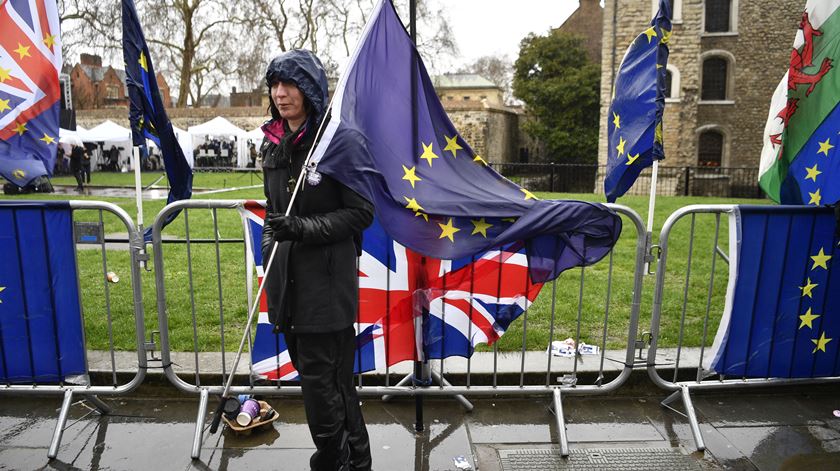 Manifestantes pró-União Europeia frente à Câmara dos Comuns, em Londres, em dia de nova votação do acordo do Brexit no Parlamento. Foto: Neil Hall/EPA