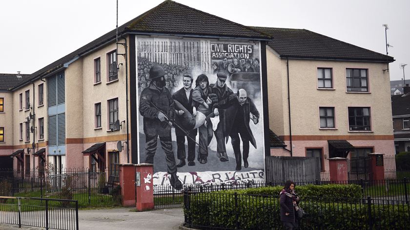 Mural em Londonderry dedicado às vítimas da "Sexta-feira Sangrenta". Foto: Neil Hall/EPA