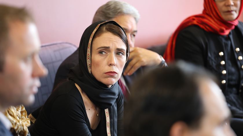 A primeira-ministra Jacinda Ardern com membros da comunidade islâmica durante uma cerimónia em Christchurch. Foto: Mick Tsikas/EPA