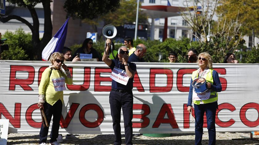 Manifestantes do Grupo Lesados do BES protestam em frente da residência do governador do Banco de Portugal, Carlos Costa, em Lisboa. Foto: António Pedro Santos/LUSA