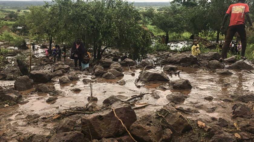 Enxurrada de lama fez desaparecer algumas aldeias, diz Presidente. Foto: André Catueira/Lusa