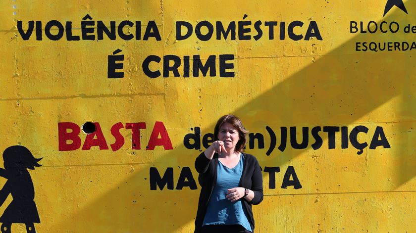Catarina Martins pinta mural sobre violência doméstica. Foto: Manuel de Almeida/Lusa