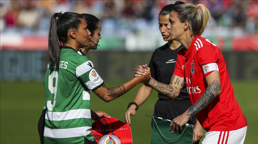 Darlene Sousa cumprimenta Ana Borges, do Sporting, no primeiro jogo de sempre entre as equipas femininas dos dois rivais. Foto: José Sena Goulão/Lusa