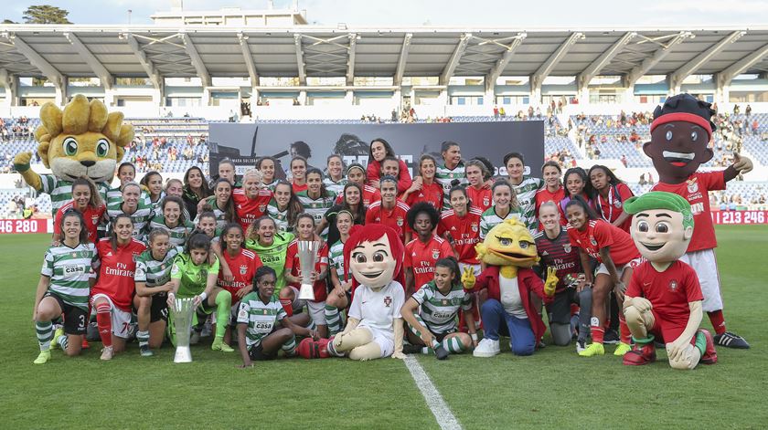 As equipas femininas de Benfica e Sporting disputaram o primeiro dérbi da história, no Restelo. Foto: José Sena Goulão/Lusa