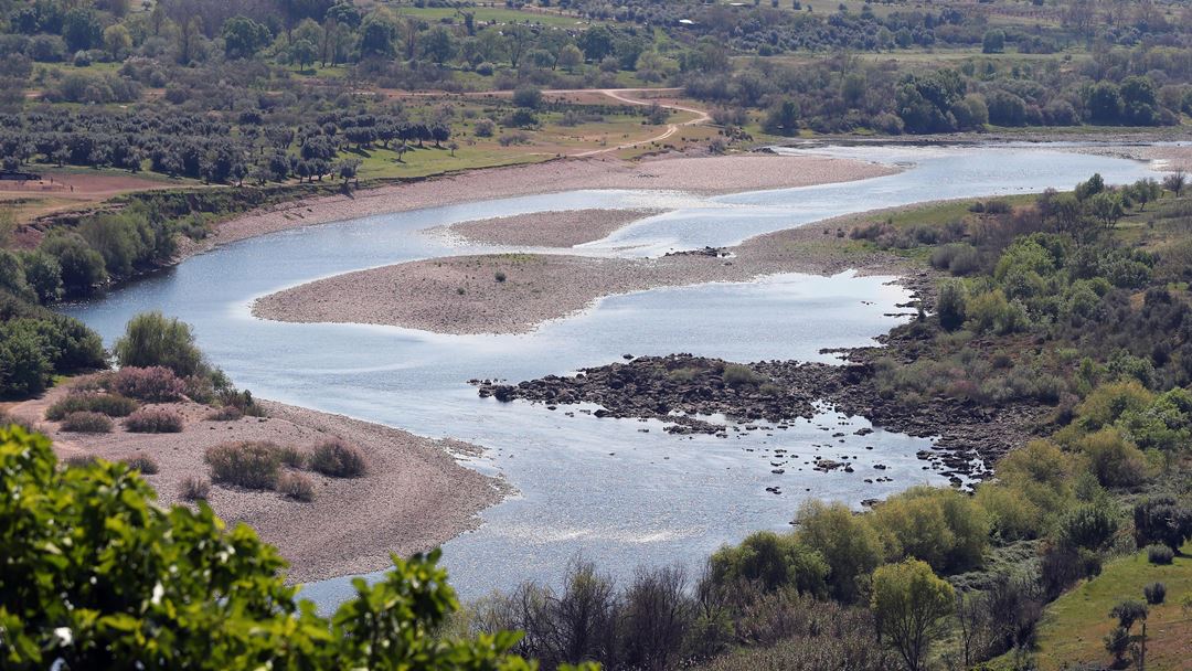 Junto à povoação de Ortiga, o caudal do rio Tejo está transformado num pequeno fio de água em várias zonas. foto: Nuno Veiga/Lusa