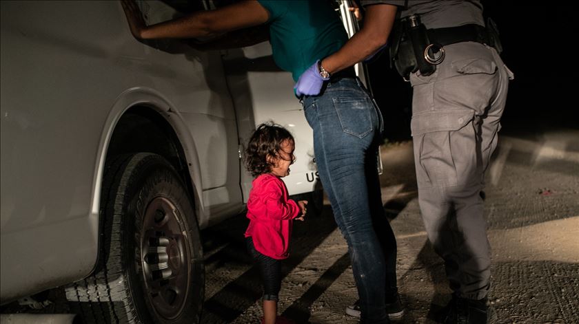 Foto do ano 2019 no World Press Photo mostra mãe hondurenha a ser detida perto na fronteira. Foto: Jonh Moore/GETTY IMAGES
