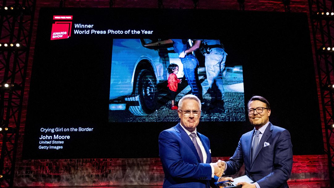 John Moore venceu a 62ª Edição do World Press Photo. Foto: Patrick Van Katwijk/EPA