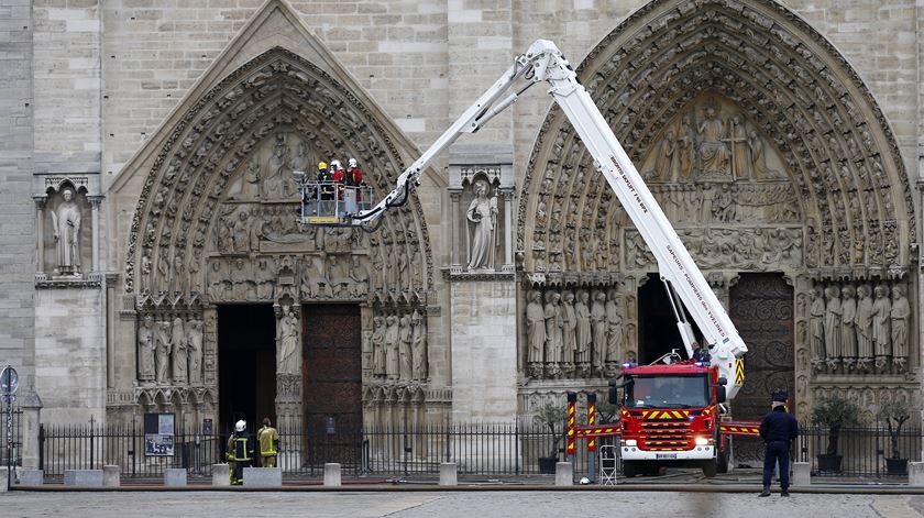 Imagem no rescaldo do incêndio na catedral. Foto: Ian Langsdon/EPA