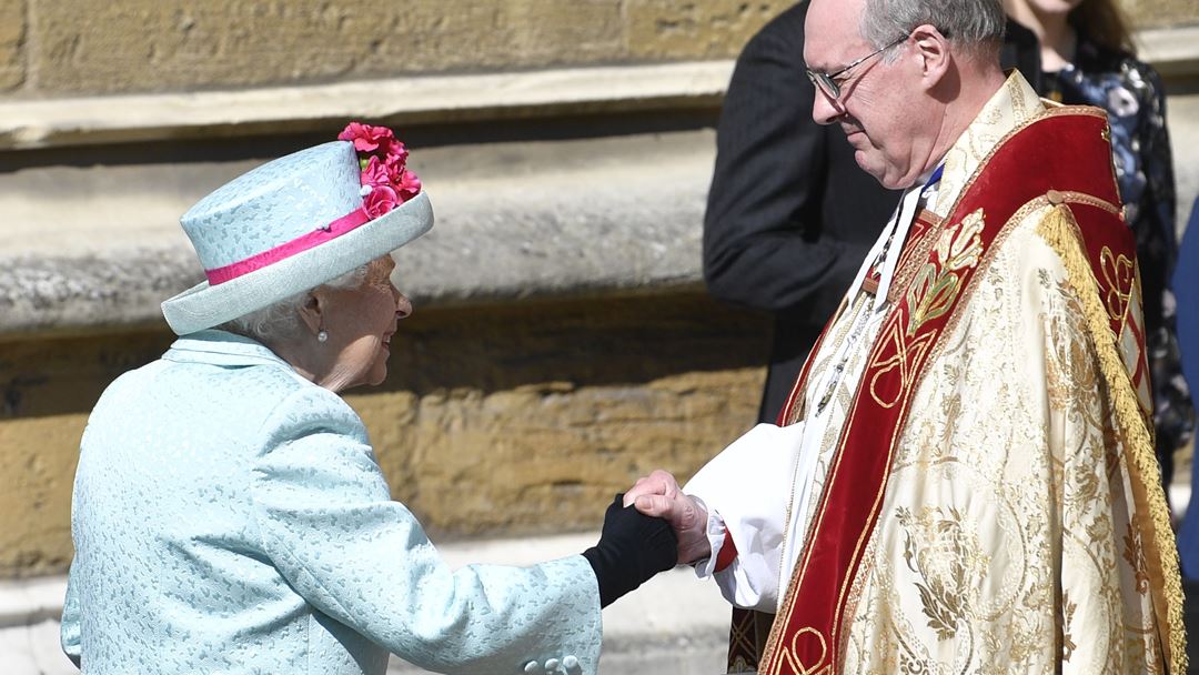 Isabel II foi recebida pelo deão de Windsor, David Conner. Foto: Neil Hall/EPA