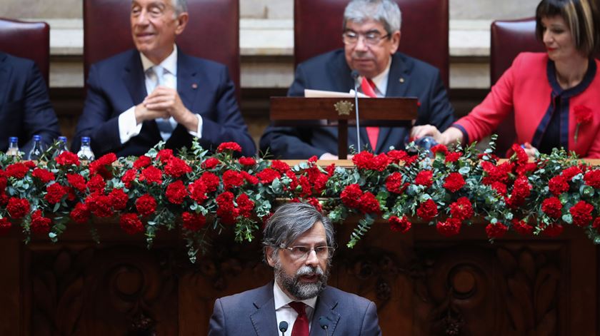 O deputado do PSD Pedro Roque, durante a sessão solene comemorativa dos 45 anos do 25 de Abril, em 2019, na Assembleia da República. Foto: António Cotrim/Lusa