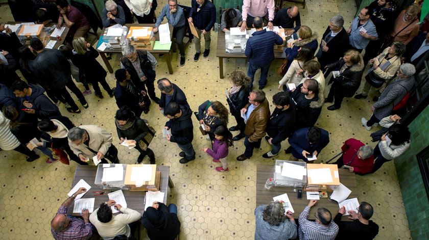 Imagem de uma mesa de voto nas legislativas de 28 abril de 2019. Foto: Quique Garcia/EPA