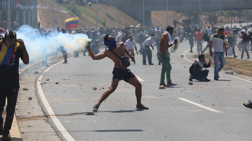 Apoiantes de Juan Guaidó sairam à rua a pedido do próprio. A Operação Liberdade acabou por originar confrontos entre as forças do Governo e os opositores que querem a queda de Maduro. Fotografia: Rayner Pena/EPA