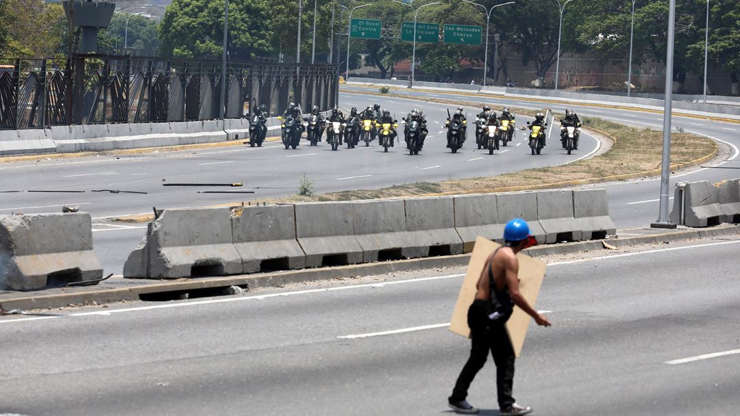 As forças de segurança venezuelanas tentaram bloquear a cidade aos manifestantes da oposição. Fotografia: Rayner Pena/EPA