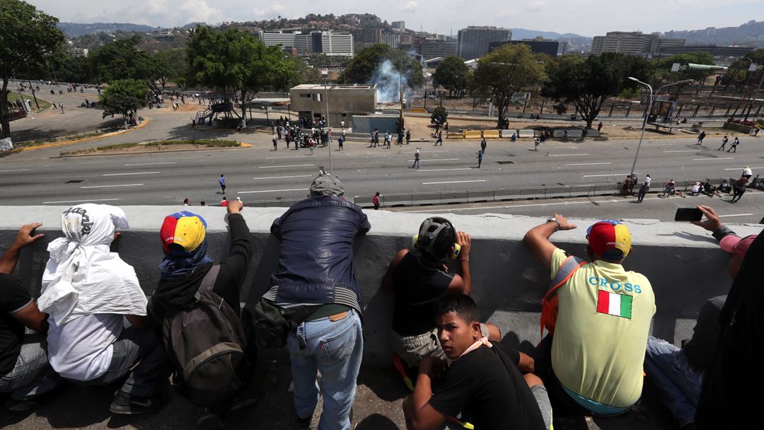 Apoiantes de Juan Guaidó, a favor da queda de Maduro, entraram em confronto com as forças do Governo. O presidente do Parlamento da Venezuela pedia ao povo que saísse para a rua, para a “Operação Liberdade”. Fotografia: Rayner Pena/EPA