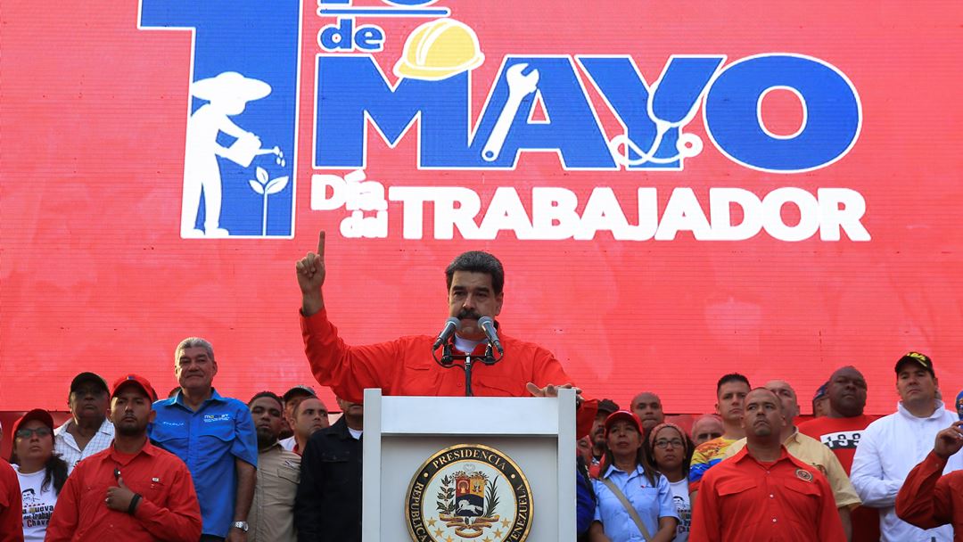 Nicolás Maduro discursa, em Caracas, perante uma multidão de apoiantes, a propósito do Dia Internacional do Trabalhador. Fotografia: Jhonn Zerpa/ Assessoria de Imprensa / EPA