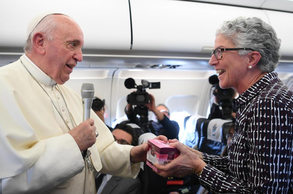 Papa oferece presente à jornalista da Renascença Aura Miguel. Foto: Maurizio Brambatti/EPA