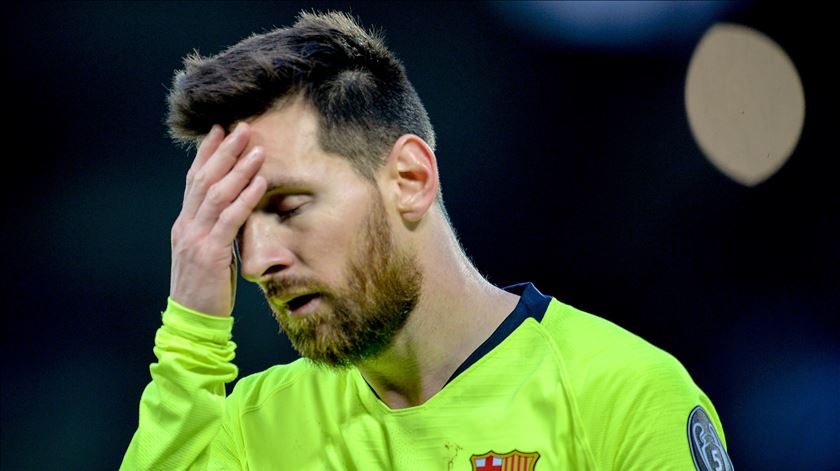 O desalento de Messi quando o Barcelona foi goleado pelo Liverpool e eliminado da Liga dos Campeões. Foto: Peter Powell/EPA