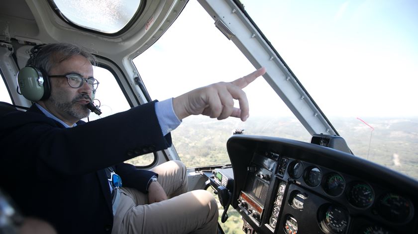 Paulo Rangel em campanha de helicóptero. Foto: João Porfírio/Lusa