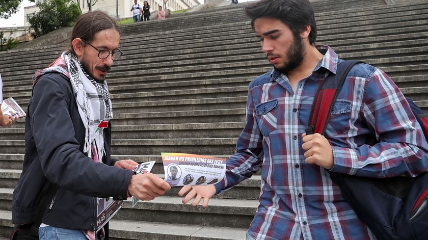 Vasco Santos, cabeça de lista do MAS, distribui panfletos em Coimbra. Foto: Paulo Novais/Lusa