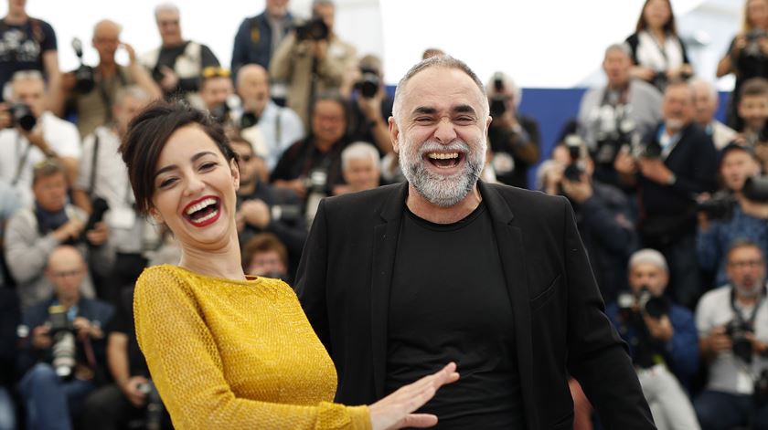 Atriz Julia Stockler e o realizador Karim Ainouz. Foto: Julien Warnand/EPA