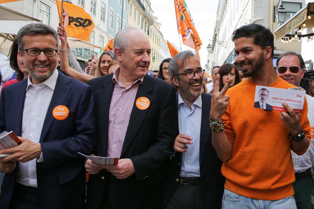 Campanha das eleições Europeias em 2019: Carlos Moedas acompanha Rui Rio na descida do Chiado. Foto: Tiago Petinga/Lusa
