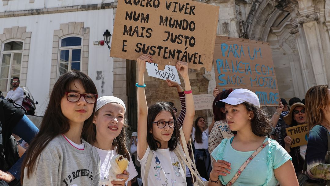 Jovens em protesto em Coimbra. Foto: Paulo Novais/LUSA