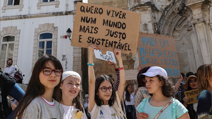 Jovens em protesto em Coimbra. Foto: Paulo Novais/LUSA
