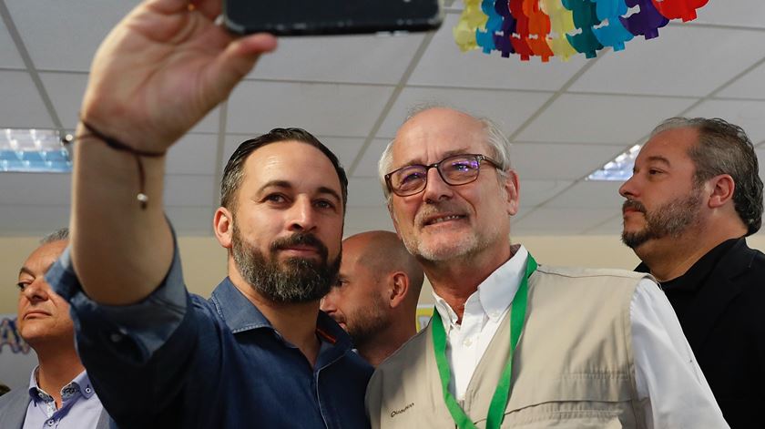 Líder do Vox, partido de extrema-direita em Espanha, Santiago Abascal (ao centro) posa para uma selfie com um apoiante. Foto:J. P. GANDUL/EPA