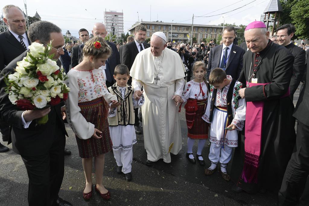 Papa Francisco num encontro com jovens e famílias na Roménia. Foto: EPA