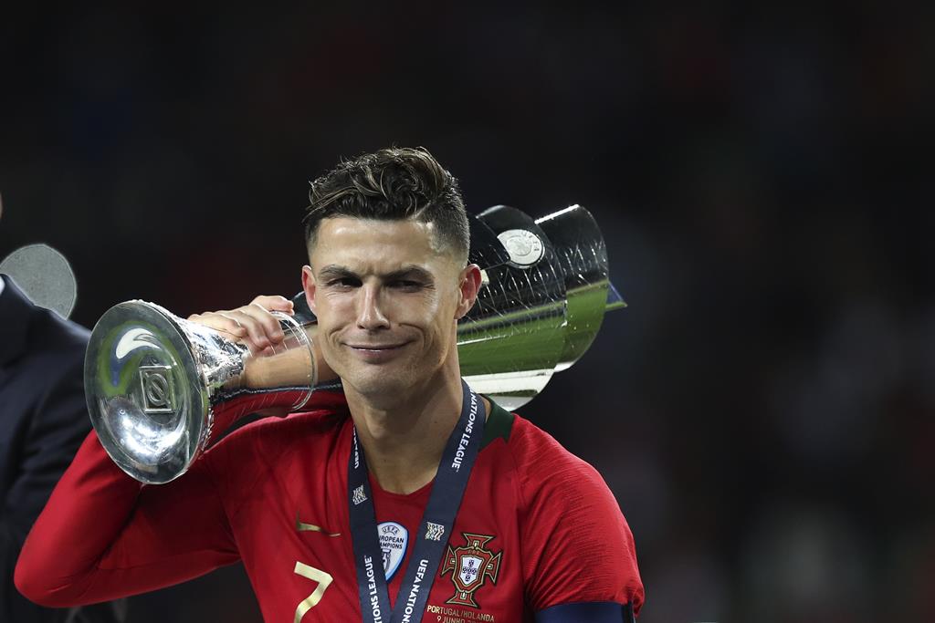 Cristiano Ronaldo ganha prêmio de melhor jogador do ano da Fifa