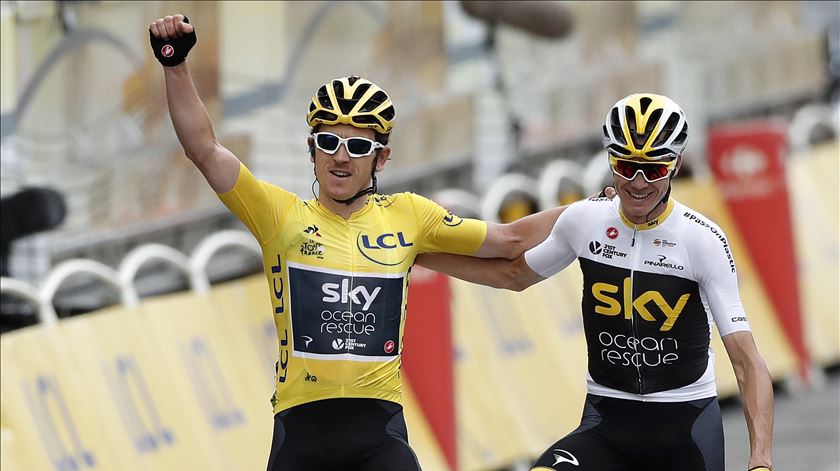 Geraint Thomas venceu a Volta a França em 2018, com Froome a seu lado Foto: Christophe Petit Tesson/EPA