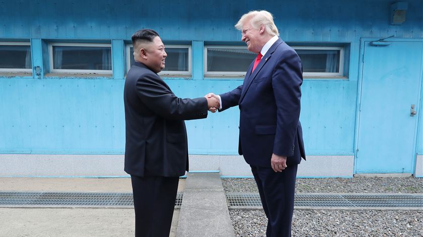 Trump e Kim encontraram-se em julho na fronteira desmilitarizada da Península Coreana. Foto: EPA
