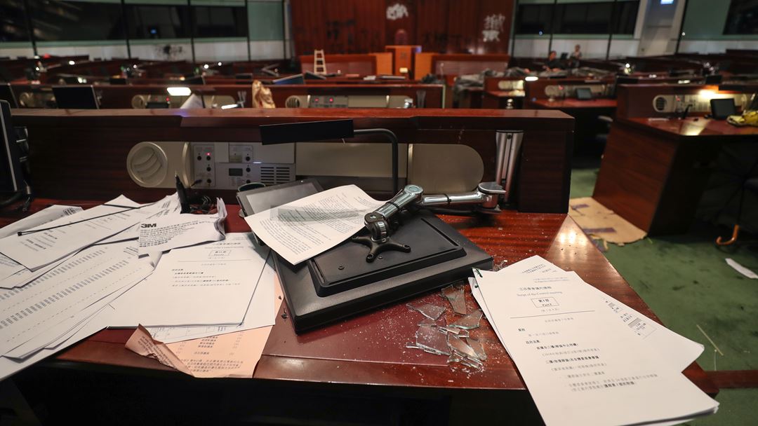 Rasto de destruição dentro da câmara principal do parlamento. Foto: Ritchie B. Tongo/EPA