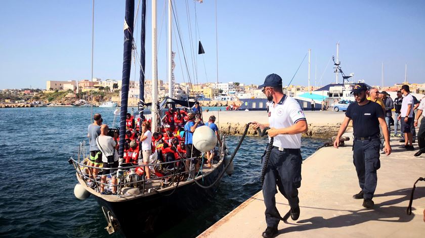 Migrantes desembarcam em Lampedusa, Itália. Foto: Elio Desiderio/EPA (arquivo)