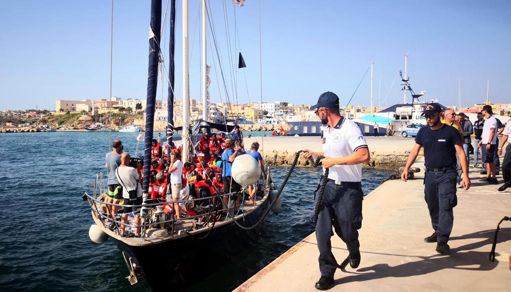 Migrantes desembarcam em Lampedusa, Itália. Foto: Elio Desiderio/EPA