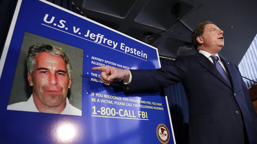 Jeffrey Epstein enfrenta acusações de tráfico sexual que podem levar a uma pena máxima de 45 anos. Foto: Jason Szenes/EPA