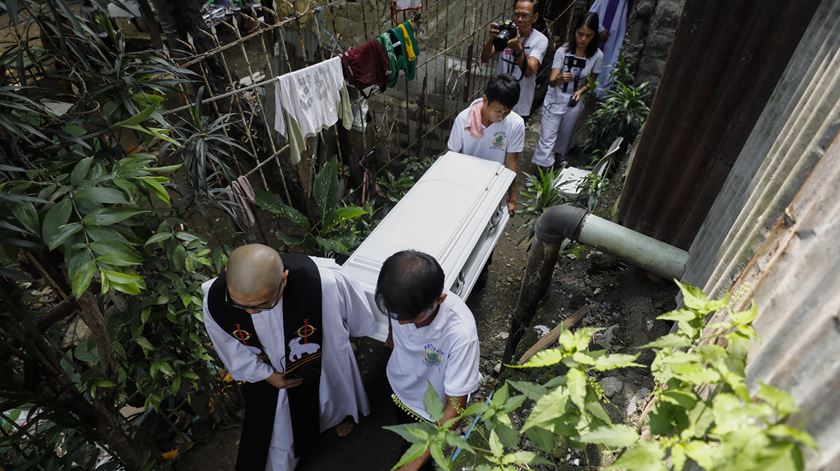 Funeral de Myca Ulpina, de três anos, uma das mais recentes vítimas da guerra contra as drogas nas Filipinas. Foto: Rolex de la Pena/EPA