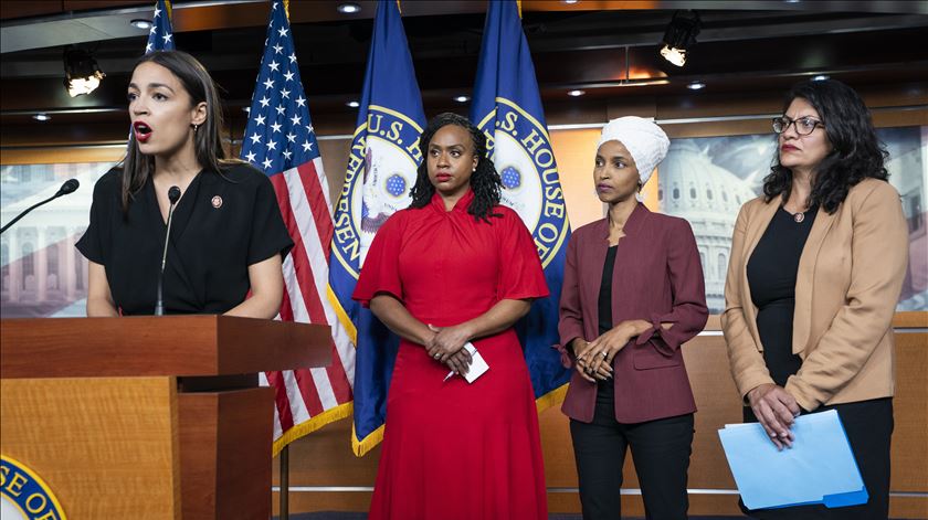 Alexandria Ocasio-Cortez, Ayanna Pressley, Ilhan Omar e Rashida Tlaib respondem a Trump. Foto: Jim lo Scalzo/EPA