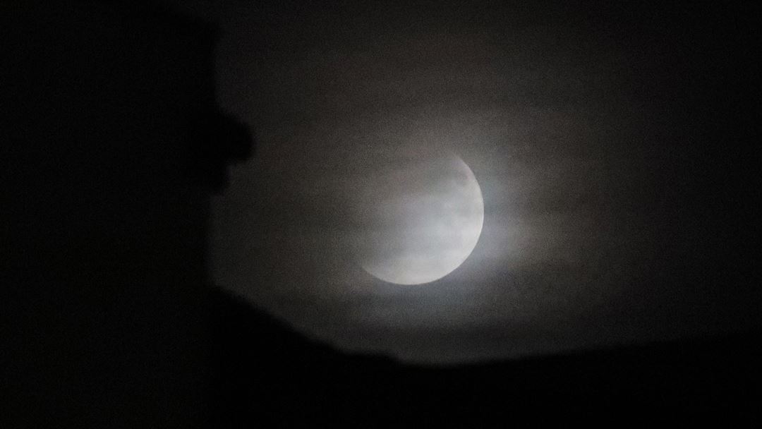 O feitiço da Lua em Frankfurt, Alemanha. Foto: Armando Babadi/EPA