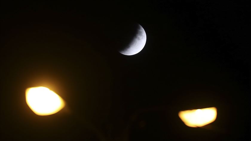 Eclipse parcial da Lua em Elvas. Foto: Nuno Veiga/Lusa