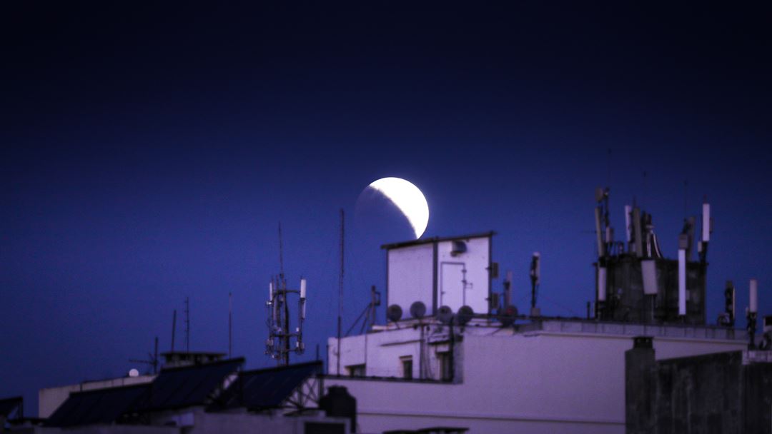 Eclipse parcial da Lua em Montevideo, no Uruguai. Foto: Raul Martinez/Lusa