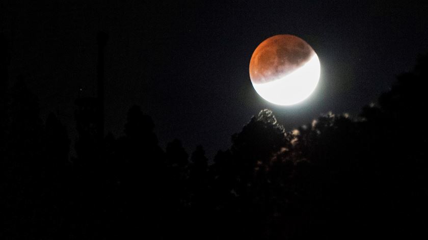 Eclipse parcial da Lua em Maiorca. Foto: Cati Cladera/EPA
