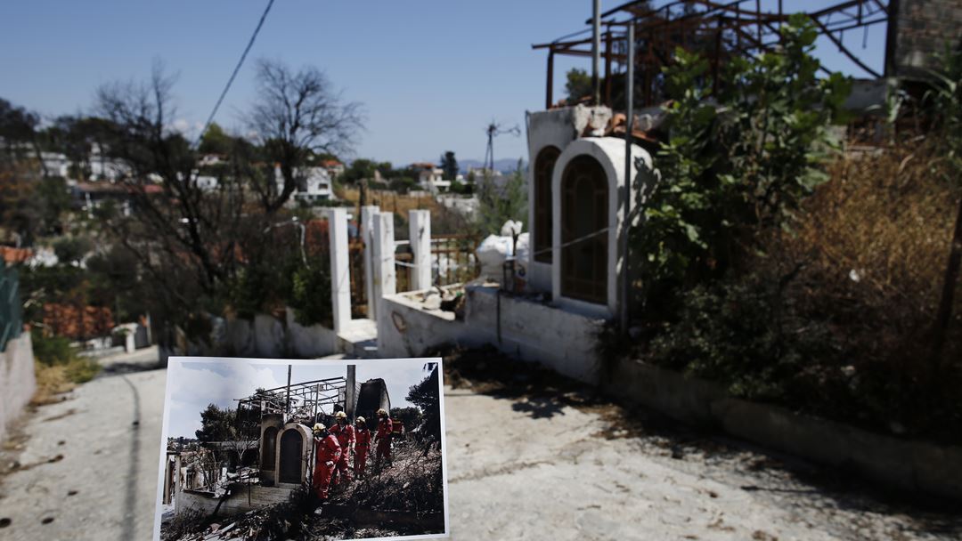Na imagem de 2018, um grupo da Cruz Vermelha da Grécia procura pessoas desaparecidas junto a uma habitação queimada.