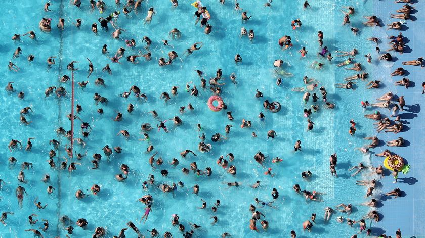 Onda de calor na Europa. Vista aérea de uma piscina em Essen, Alemanha. Foto: Friedemann Vogel/EPA
