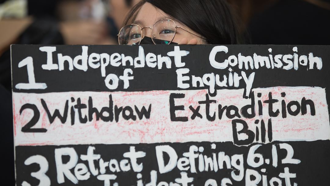 Cartaz exige Comissão Independente de Inquérito e que Governo local não classifique protestos como revoltas. Foto: Jerome Favre/EPA